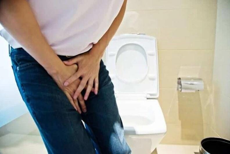 Dấu Hiệu Bệnh Lậu Ở Nam Giới: 5 Triệu Chứng Cảnh Báo Bạn Cần Biết 3 Nam giới tiểu buốt, tiểu rát