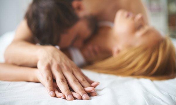 Bệnh lậu lây qua đường nào? 3 Con đường chính bạn cần biết 2 Quan hệ tình dục không an toàn